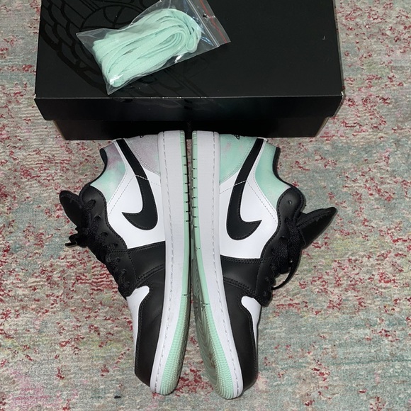 Worn once - Air Jordan 1 Low SE - White - Mint Foam - Black - Picture 4 of 9